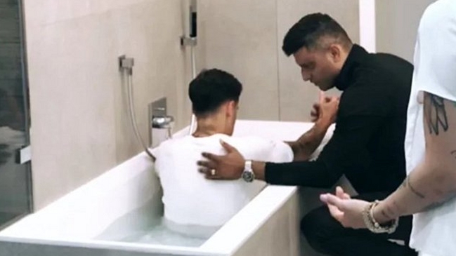 Philippe Coutinho fue bautizado en la bañera de su propia casa