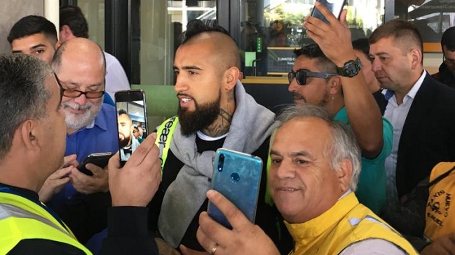 Vidal en su arribo a Chile: "Estoy con el pueblo. Se levantó y está pidiendo lo justo"