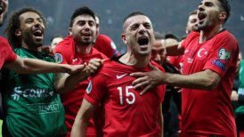 Turquía empató con Islandia y clasificó a la Eurocopa al igual que Francia