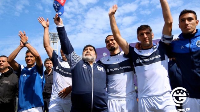 Diego Maradona se despidió entre lágrimas de los jugadores de Gimnasia