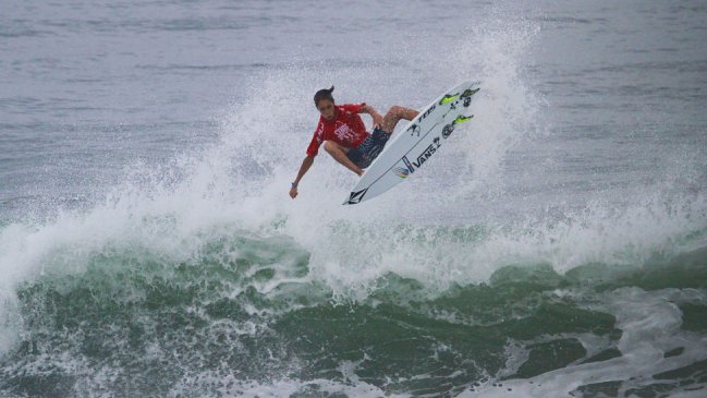 Chileno Noel de la Torre cerró su temporada de surf consagrándose campeón junior del Tour Alas