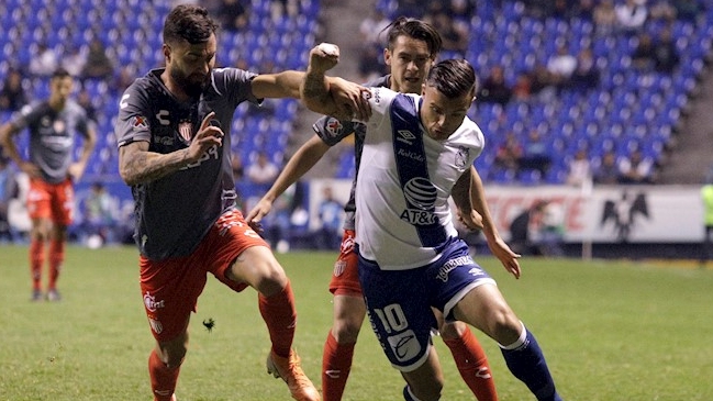 Necaxa sufrió una dura caída ante Puebla con presencia de chilenos