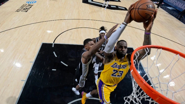 LeBron James brilló para mantener a los Lakers como el mejor equipo de la NBA