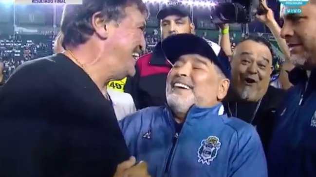El emotivo encuentro entre Maradona y Falcioni en el empate de Gimnasia con Banfield