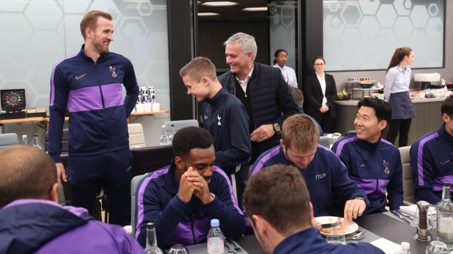 Mourinho premió "viveza" de un pasapelotas con invitación a comer junto al plantel de Tottenham