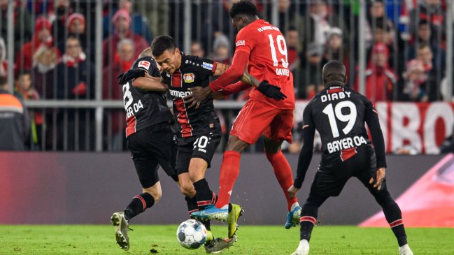 Charles Aránguiz salió lesionado del duelo entre Bayer Leverkusen y Bayern Munich