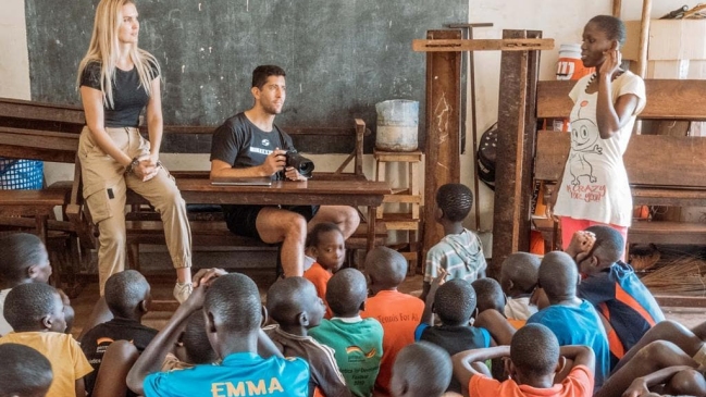 Hans Podlipnik compartió en una sala de clases junto a niños de Uganda