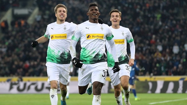 Borussia Monchengladbach goleó a Friburgo y recuperó el liderato de la Bundesliga