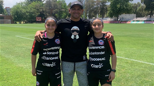 Humberto Suazo compartió en práctica de la sub 17 femenina junto a sus hijas