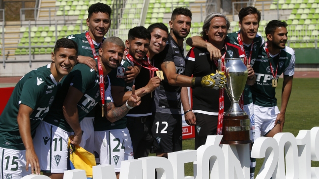 Santiago Wanderers recibió la copa que lo acredita como campeón de la Primera B