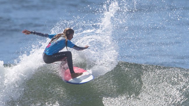 Chilenas se lucieron en el inicio del Mundial de Surf Femenino en Pichilemu