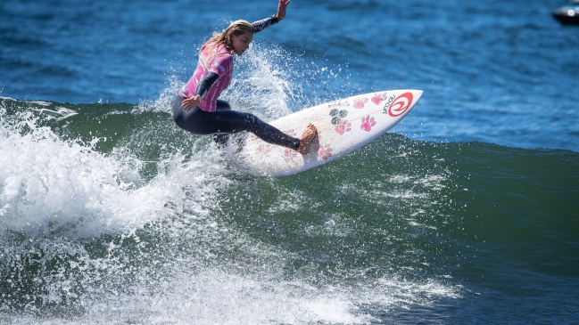 Caprichosas olas marcaron la segunda jornada del Mundial Femenino de Surf en Pichilemu