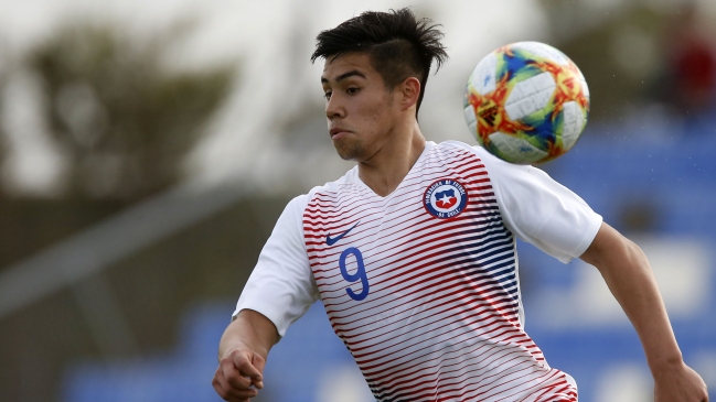 Alexander Aravena firmó su primer contrato en Universidad Católica