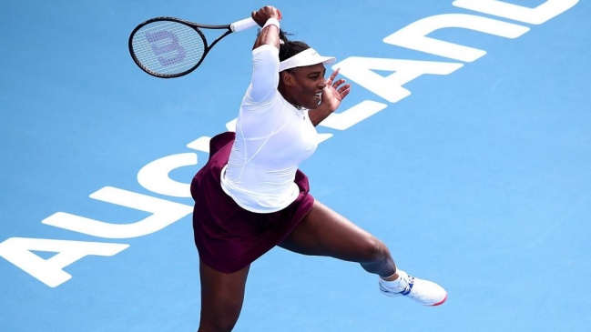 Serena Williams regresó al circuito con demoledor triunfo sobre Camila Giorgi en Auckland