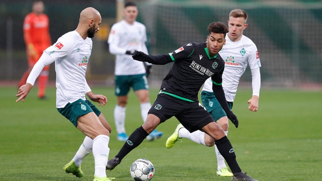 Miiko Albornoz fue titular en derrota de Hannover 96 ante Werder Bremen en duelo amistoso
