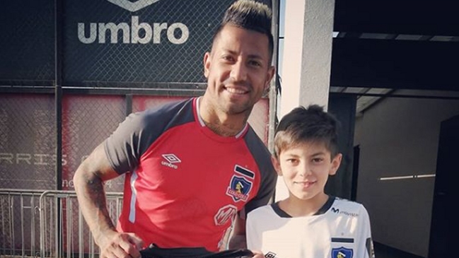 El lindo gesto de Leo Valencia con niño que usó un parche en su camiseta de Jorge Valdivia