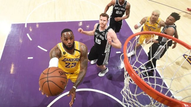 LeBron James comandó la barrida de los Lakers ante San Antonio