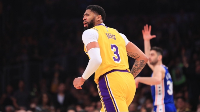 Los Lakers vencieron a los Sixers en duelo de candidatos en la NBA