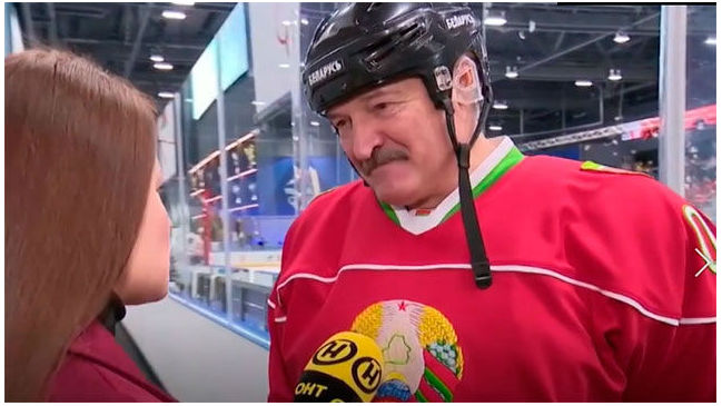 Presidente de Bielorrusia jugó hockey sobre hielo durante la pandemia: "Es la cura para el virus"