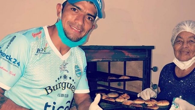 Coronavirus: Futbolista boliviano lleva pan hecho por su abuela a familias necesitadas