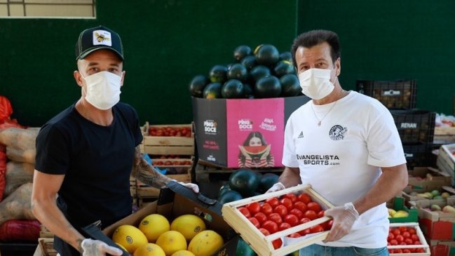 D'Alessandro y Dunga repartieron 10 toneladas de alimentos en un barrio de Porto Alegre