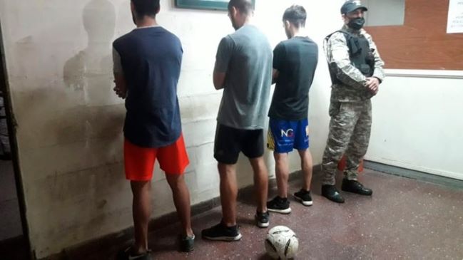 Tres futbolistas fueron detenidos por romper cuarentena y jugar en la calle en Argentina