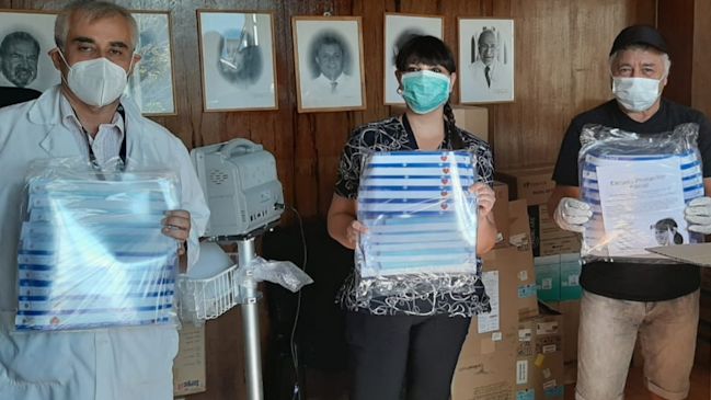 Carlos Caszely donó 500 protectores faciales al Hospital Sotero del Río