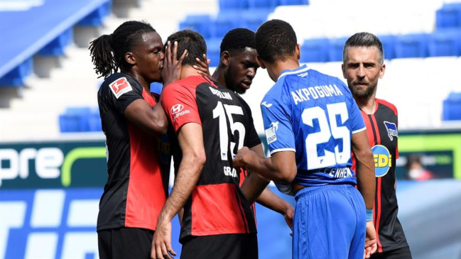 Jugador de Hertha Berlin no respetó los protocolos y festejó besando a un compañero