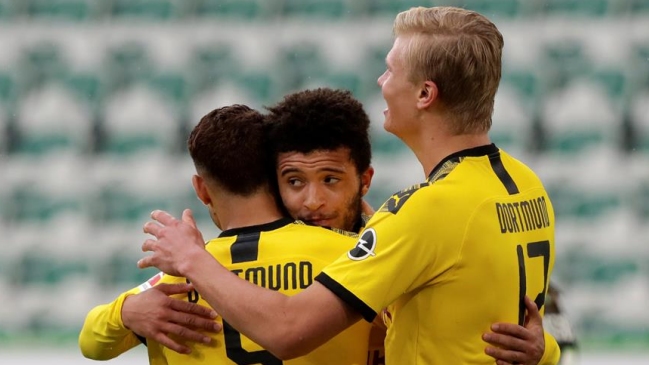 Borussia Dortmund venció a Wolfsburgo y se mantuvo al acecho del líder Bayern Munich