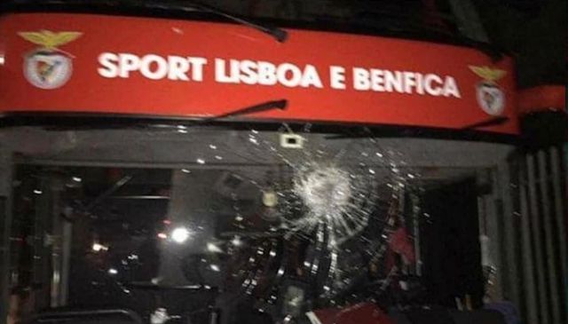 Bus de Benfica fue apedreado por sus hinchas y dos jugadores resultaron heridos