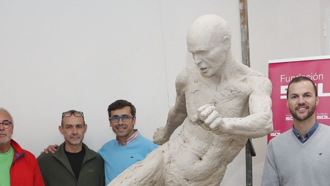 La "reveladora" estatua que le dedicaron a Andrés Iniesta en España