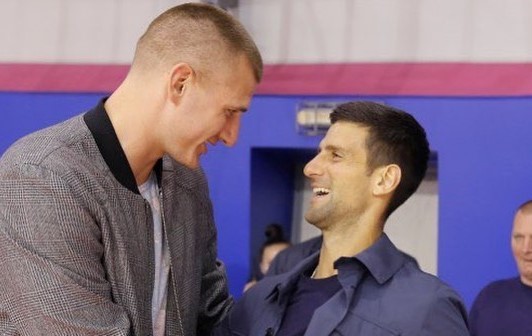 Coincidió con Djokovic en Belgrado: Estrella de Denver Nuggets anunció positivo por Covid-19