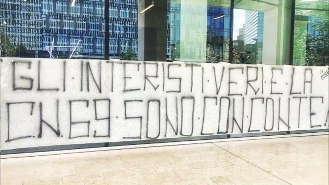 Hinchas dejaron mensaje en apoyo a Antonio Conte en la sede de Inter de Milán