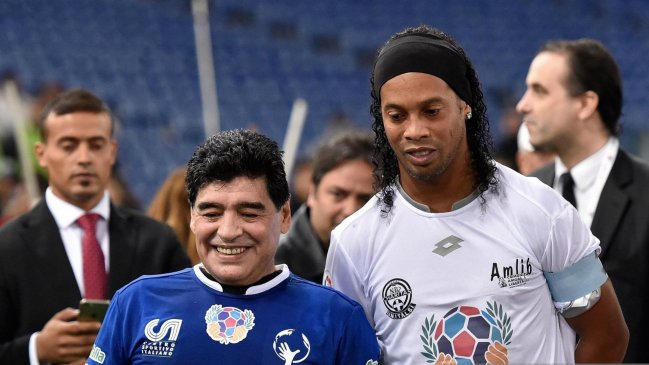 ¿Busca cerrar su fichaje? Maradona invitó a Ronaldinho a visitarlo en Argentina
