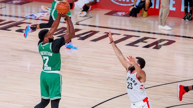 Boston Celtics frenó a Toronto Raptors y sumó una nueva victoria en la NBA