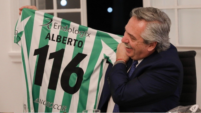 Argentinos Juniors le regaló su nueva camiseta al presidente Alberto Fernández, hincha del club