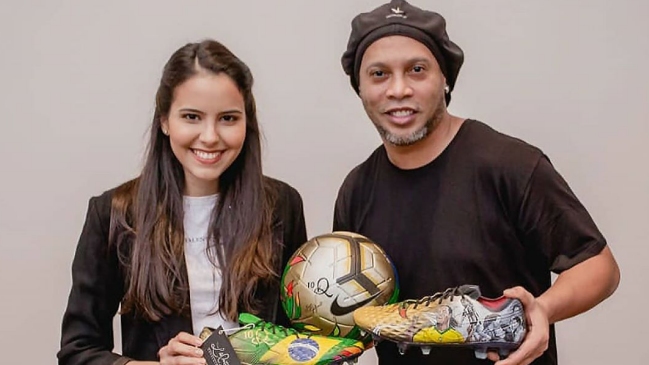Una artista paraguaya le regaló zapatos de fútbol personalizados a Ronaldinho