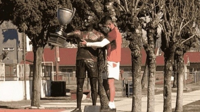 Jugador de Lanús Lautaro Acosta limpió su propia estatua en el recinto del equipo