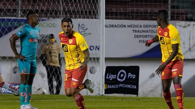 Liga de Ecuador multó a jugador argentino con 1.200 dólares por besar el balón