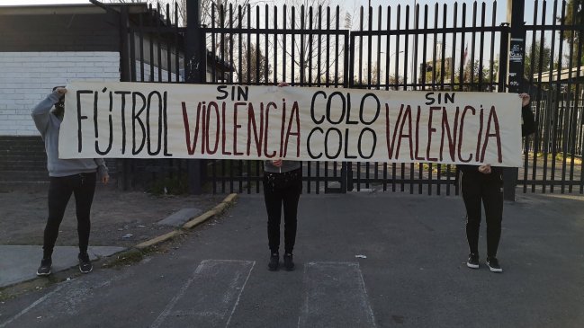 Mujeres pidieron la salida de Leonardo Valencia de Colo Colo en las afueras del Monumental