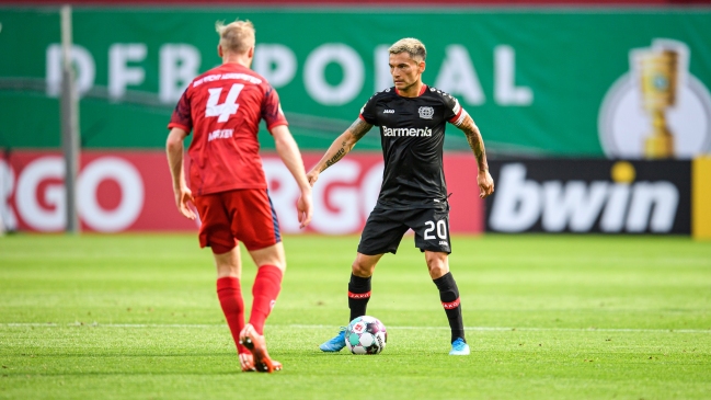 Charles Aránguiz marcó en abultada victoria de Bayer Leverkusen por la Copa de Alemania