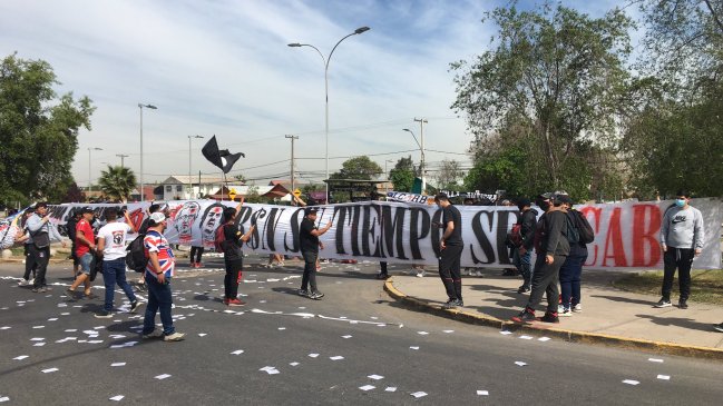 Hinchas de Colo Colo protestaron contra Blanco y Negro en las afueras del Estadio Monumental
