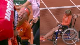 Kiki Bertens salió en silla de ruedas de la cancha tras su victoria en Roland Garros