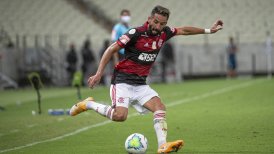 Mauricio Isla fue titular en victoria de Flamengo tras quedar fuera de la Roja por el Covid-19