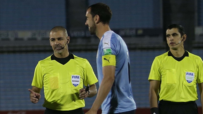 Diario uruguayo entregó versión de por qué Eber Aquino no revisó la mano de Coates en el VAR