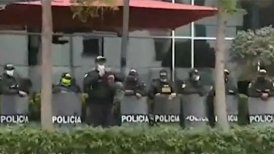 Julio Bascuñán recibe fuerte resguardo policial en su hotel en Lima para evitar agresiones