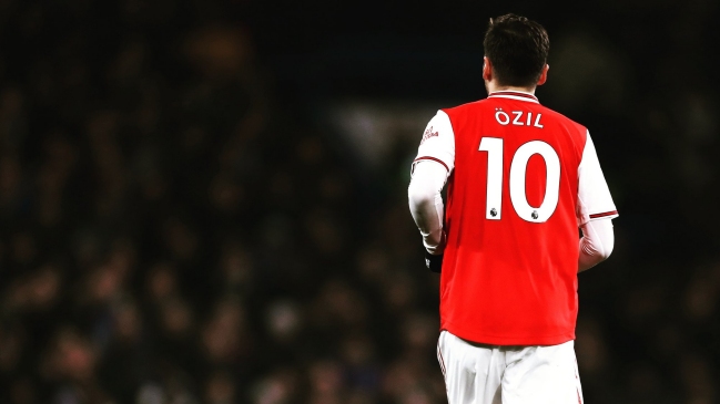 Mesut Ozil acusó falta de lealtad de Arsenal tras no ser inscrito para la Premier ni la Europa League