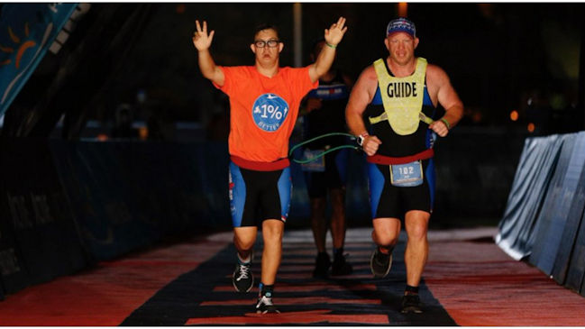 Atleta con síndrome de Down hizo historia al completar un evento Ironman en Estados Unidos