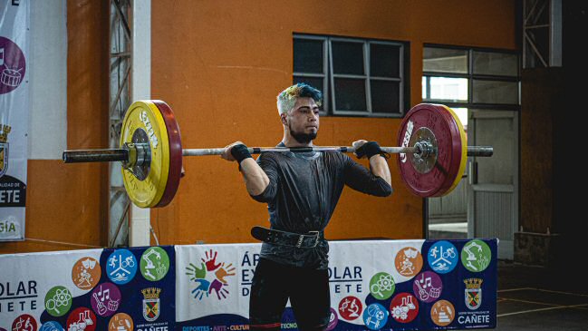 Estudiante de Liceo de Cañete aspira a ser campeón mundial de levantamiento de pesas