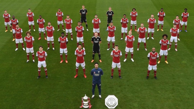 Arsenal sorprendió con inclusión de Mesut Ozil en fotografía oficial del plantel